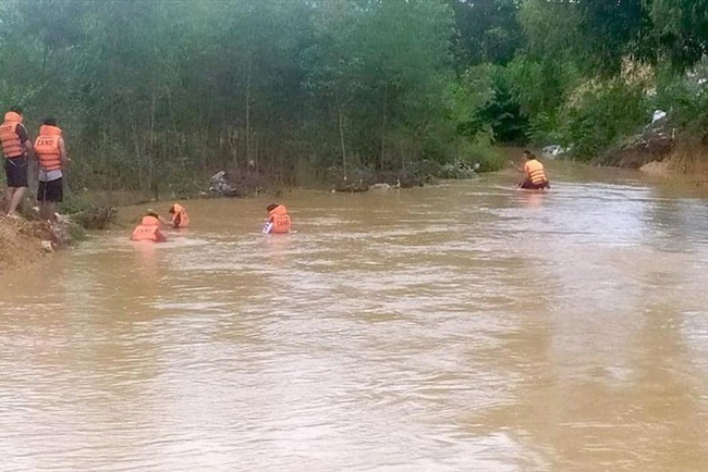 Tìm thấy thi thể người mẹ trong vụ 2 mẹ con bị lũ cuốn trôi cùng ô tô - Ảnh 2.