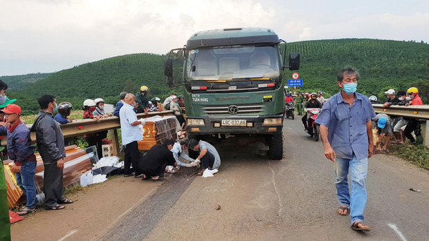 Xe ben tuột dốc, cán qua người phụ nữ chết thảm - Ảnh 1.