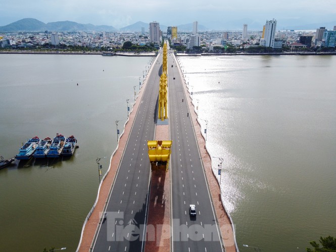 Bay trên Đà Nẵng mùa dịch, nhìn những thời khắc thành phố như 'bất động' - Ảnh 1.