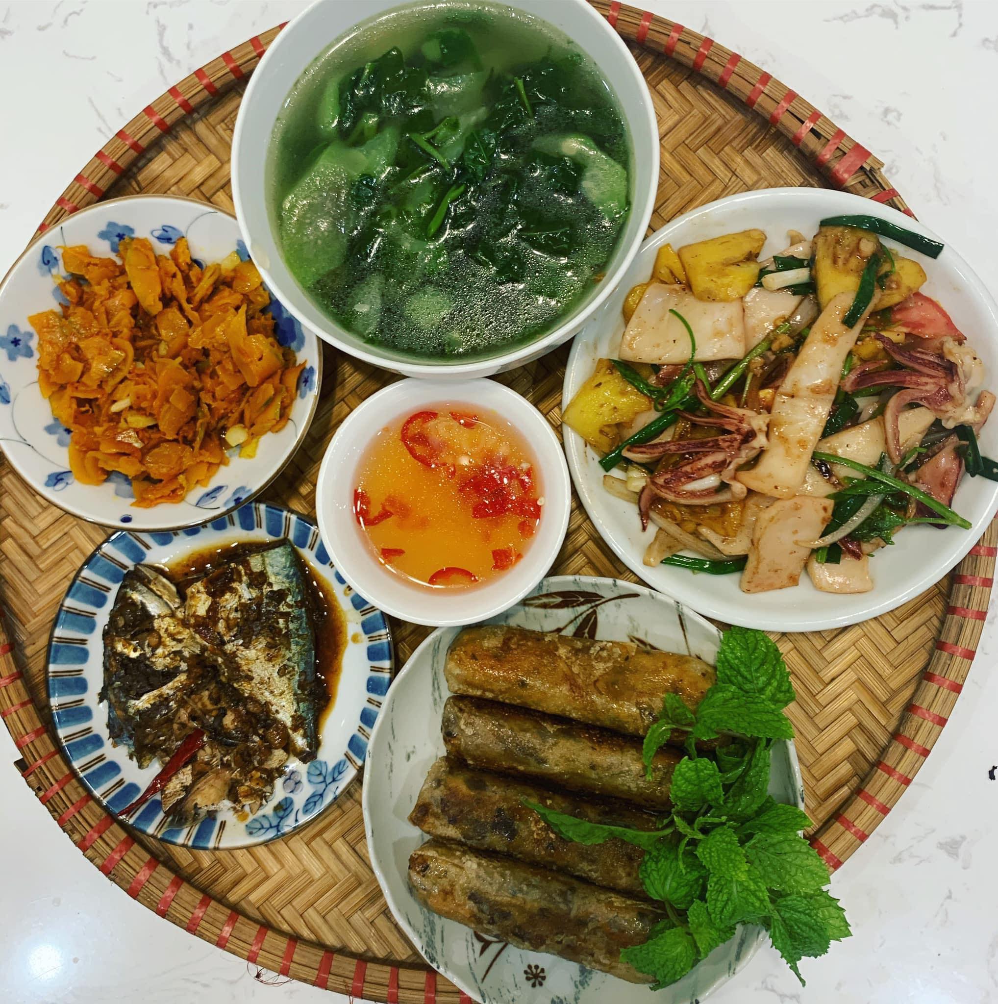 Chi phí chỉ từ 100k nhưng mỗi bữa cơm của bà nội trợ Hà Nội đều tươm tất đủ món thơm ngon, bổ dưỡng cho mọi thành viên gia đình - Ảnh 10.