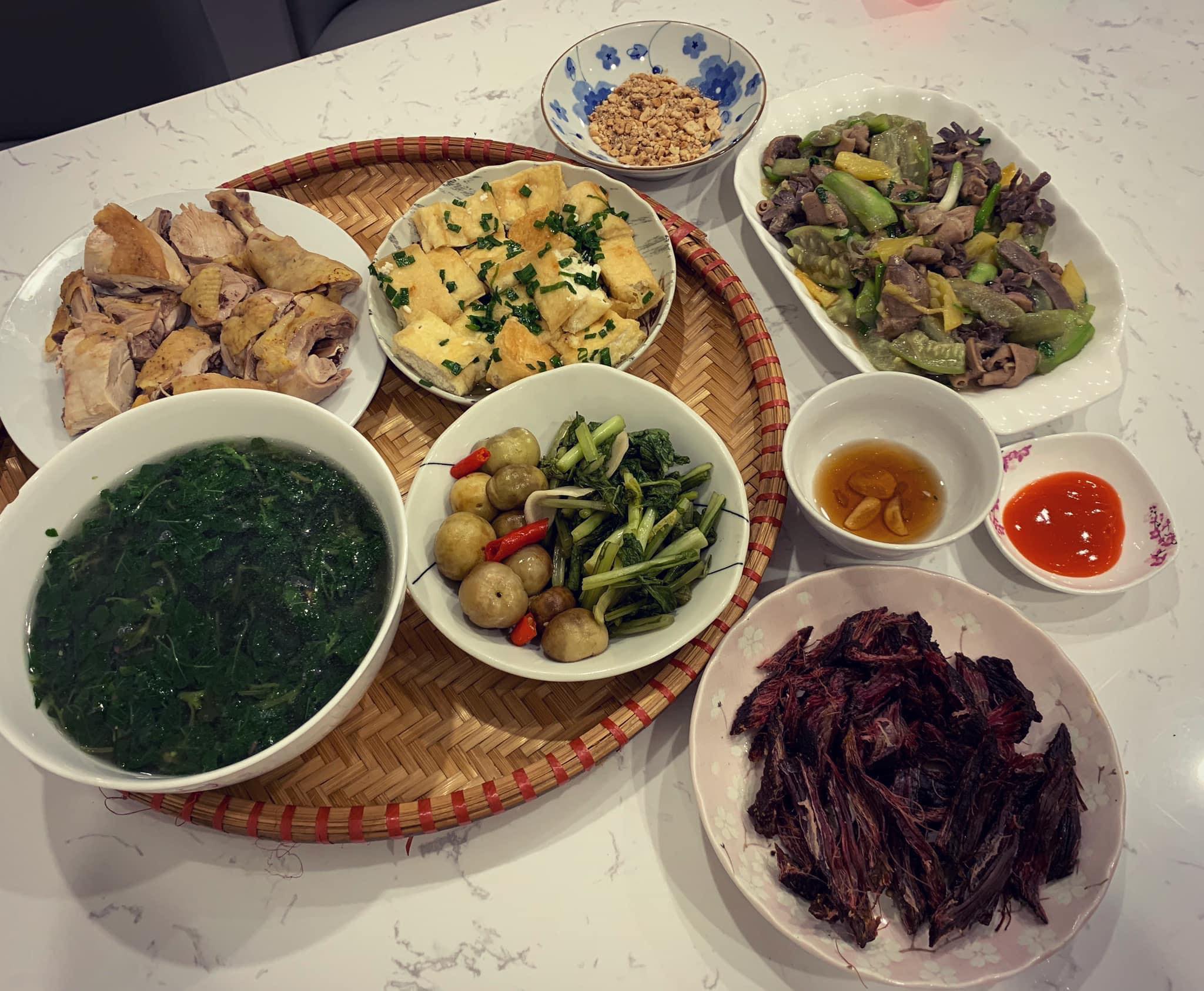 Chi phí chỉ từ 100k nhưng mỗi bữa cơm của bà nội trợ Hà Nội đều tươm tất đủ món thơm ngon, bổ dưỡng cho mọi thành viên gia đình - Ảnh 15.
