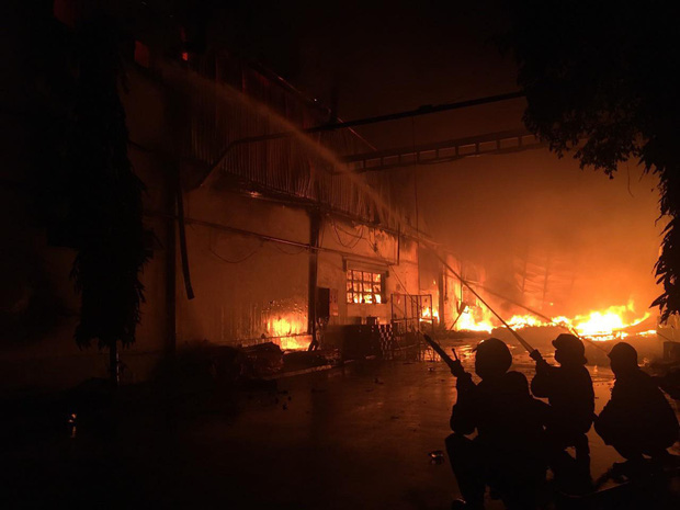 TP. HCM: Kho xưởng công ty Sunhouse cháy dữ dội, khói đen ngút trời  - Ảnh 2.