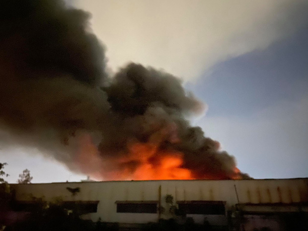 TP. HCM: Kho xưởng công ty Sunhouse cháy dữ dội, khói đen ngút trời  - Ảnh 1.