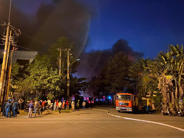 TP. HCM: Kho xưởng công ty Sunhouse cháy dữ dội, khói đen ngút trời  - Ảnh 3.