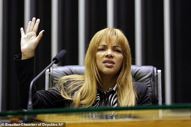 Nghị sĩ Brazil bị cáo buộc sai con giết chồng bằng 30 phát đạn - Ảnh 1.