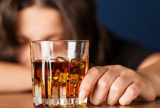 Tử vong vì bệnh gan do rượu tăng mạnh ở phụ nữ liên quan đến văn hoá giờ uống rượu - Ảnh 2.