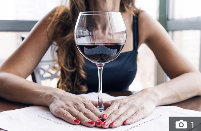 Tử vong vì bệnh gan do rượu tăng mạnh ở phụ nữ liên quan đến văn hoá giờ uống rượu - Ảnh 1.
