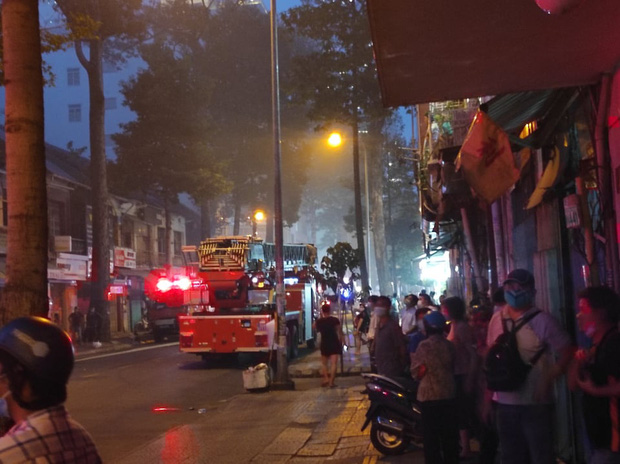 Điều xe thang dập lửa tại căn nhà cháy suốt 2 tiếng ở trung tâm Sài Gòn - Ảnh 2.