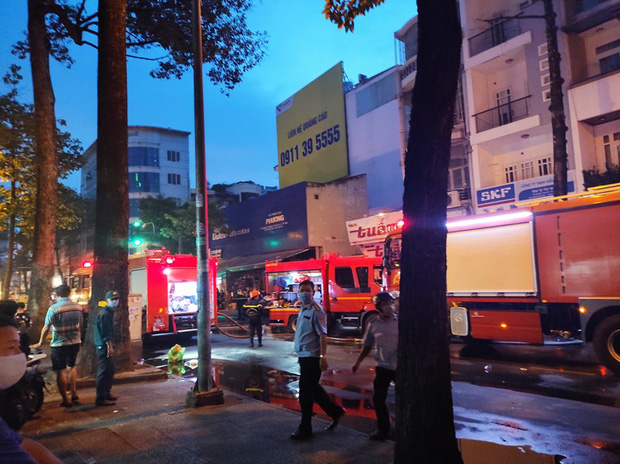 Điều xe thang dập lửa tại căn nhà cháy suốt 2 tiếng ở trung tâm Sài Gòn - Ảnh 1.