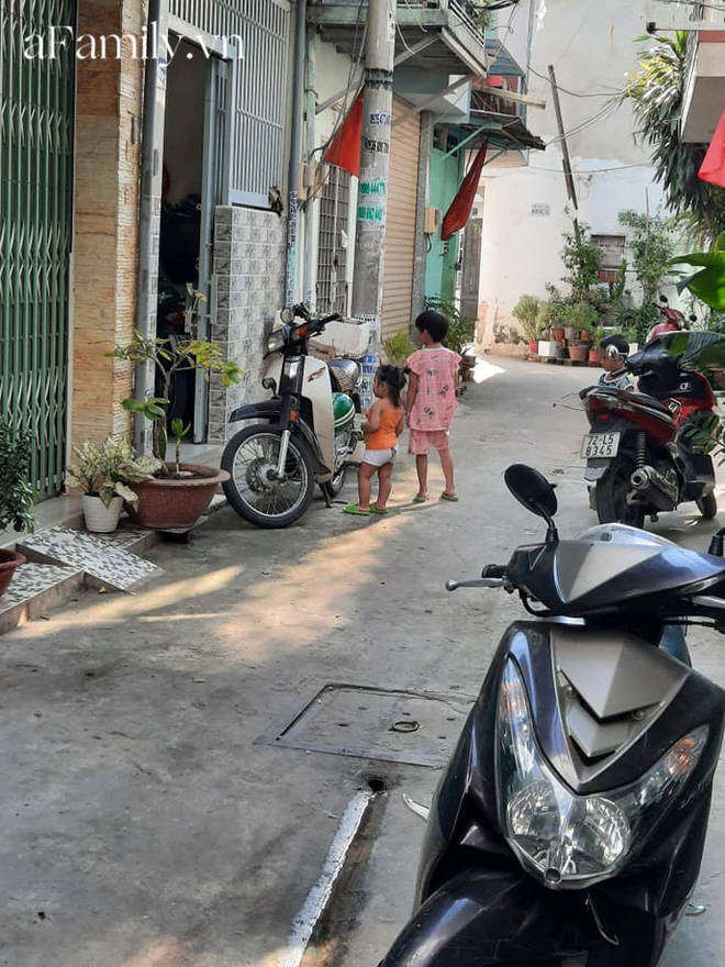 Cô bé vàng trong làng hóng hớt: Sáng nào cũng ra quán nước đầu ngõ săn tin, nhà ai có chuyện là lót dép hóng đầu tiên - Ảnh 3.