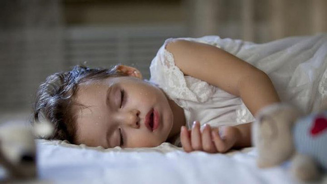 Năm biểu hiện của trẻ sau khi ngủ cho thấy lá lách và dạ dày đang 