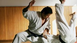 Gửi con lên chùa để sửa tính nhút nhát, 3 tháng sau, ông bố phải xấu hổ vì phản ứng của mình khi xem con thi đấu karate