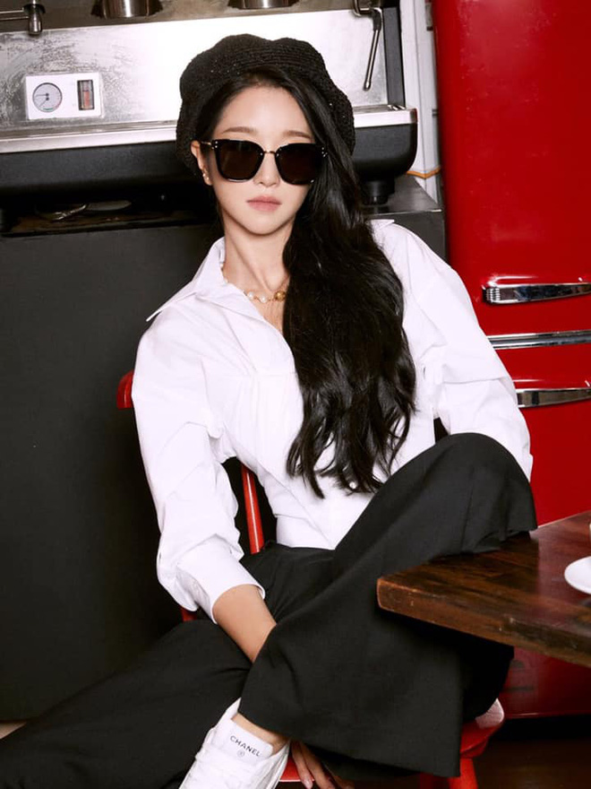 Không hổ danh "bà hoàng sang chảnh", Seo Ye Ji ăn vận kín bưng đeo kính đen sì vẫn lấn lướt vòng eo thon của Somi - Ảnh 2.