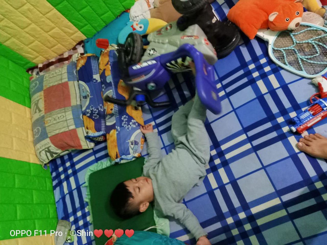 Vừa tậu bộ đồ chơi mới, bé trai mang không sót thứ gì đi ngủ, dân mạng xem ảnh bồi hồi: 