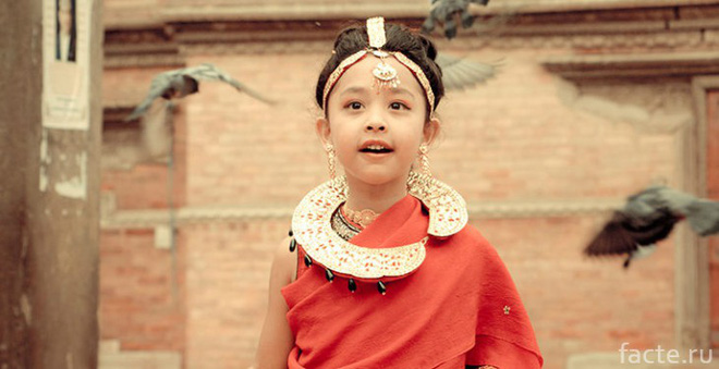 Tuổi thơ bị đánh mất của những bé gái được chọn làm nữ thần Kumari: Không được học, mất khả năng đi lại bình thường và không thể kết hôn - Ảnh 2.