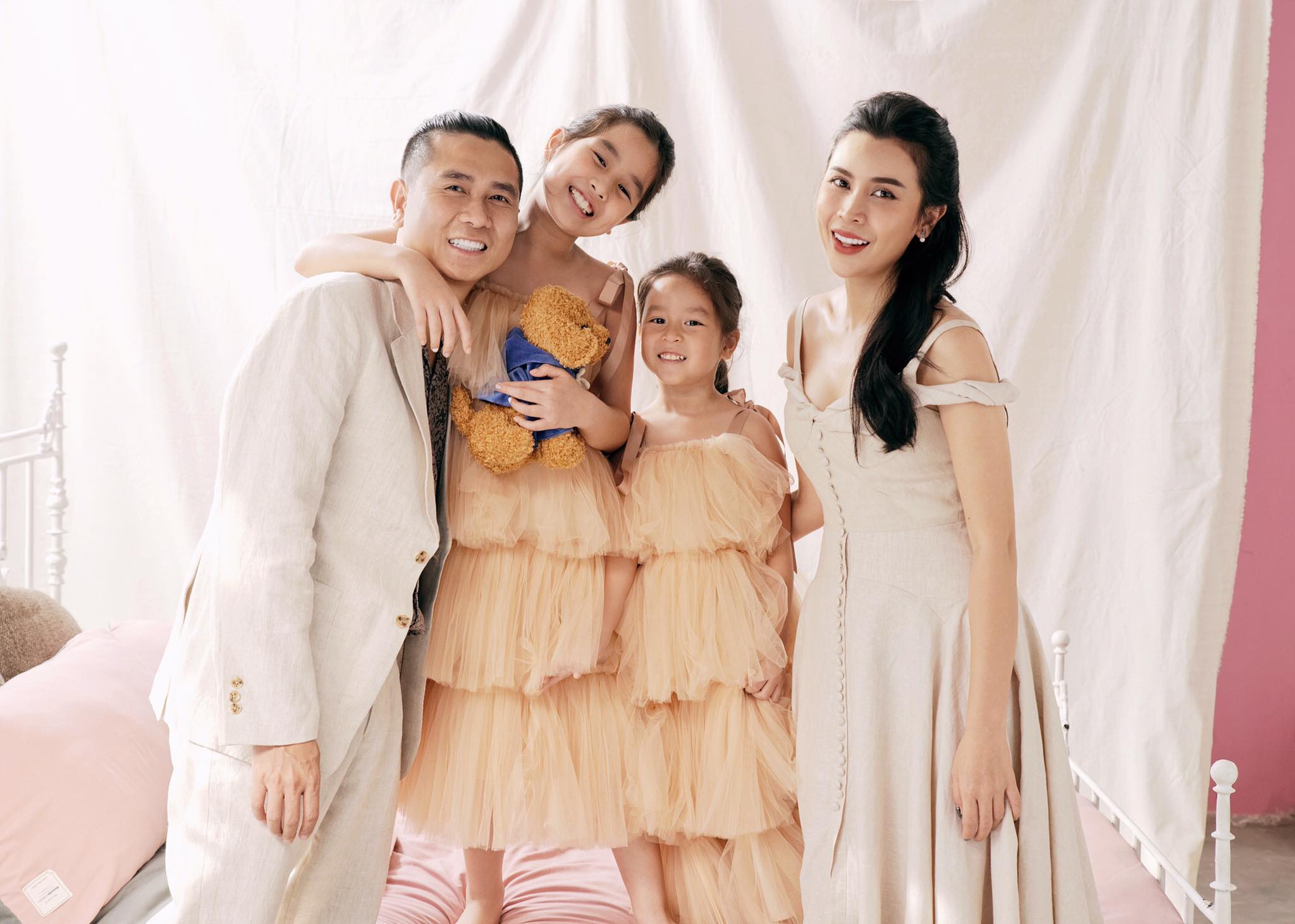 Hãy thưởng thức bức ảnh đầy cảm xúc về gia đình Lưu Hương Giang để thấy rằng tình thân và sự đoàn kết là điều quan trọng nhất trong cuộc sống của chúng ta.