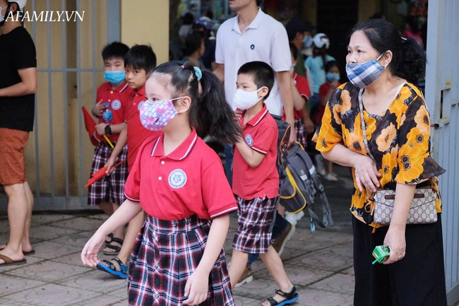 Mùa khai giảng đặc biệt nhất từ trước đến nay: Không bóng bay, không văn nghệ, học sinh dậy sớm hớn hở đến trường để kịp dự lễ - Ảnh 4.