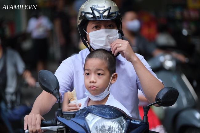 Mùa khai giảng đặc biệt nhất từ trước đến nay: Không bóng bay, học sinh đeo khẩu trang, đo thân nhiệt trước khi vào trường dự lễ - Ảnh 11.