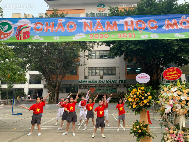 Mùa khai giảng đặc biệt nhất từ trước đến nay: Không bóng bay, học sinh đeo khẩu trang, đo thân nhiệt trước khi vào trường dự lễ - Ảnh 15.