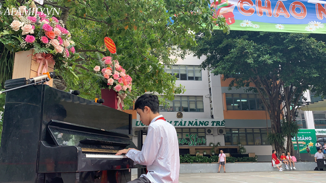 Mùa khai giảng đặc biệt nhất từ trước đến nay: Không bóng bay, học sinh đeo khẩu trang, đo thân nhiệt trước khi vào trường dự lễ - Ảnh 18.