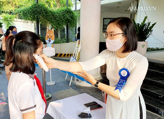 Mùa khai giảng đặc biệt nhất từ trước đến nay: Không bóng bay, học sinh đeo khẩu trang, đo thân nhiệt trước khi vào trường dự lễ - Ảnh 35.