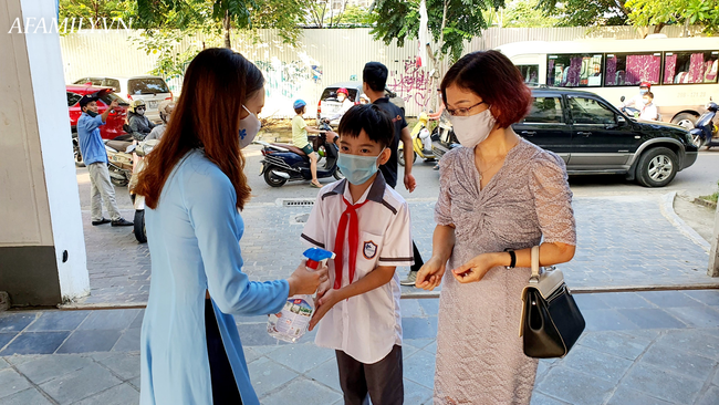 Mùa khai giảng đặc biệt nhất từ trước đến nay: Không bóng bay, học sinh đeo khẩu trang, đo thân nhiệt trước khi vào trường dự lễ - Ảnh 36.