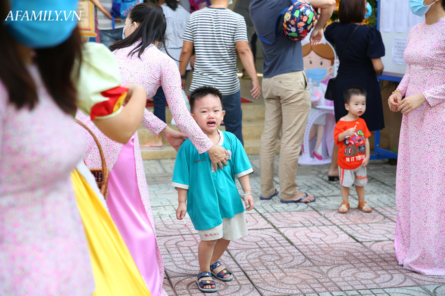 Mùa khai giảng đặc biệt nhất từ trước đến nay: Không bóng bay, học sinh đeo khẩu trang, đo thân nhiệt trước khi vào trường dự lễ - Ảnh 10.