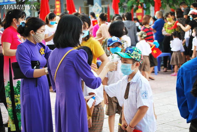 Mùa khai giảng đặc biệt nhất từ trước đến nay: Không bóng bay, học sinh đeo khẩu trang, đo thân nhiệt trước khi vào trường dự lễ - Ảnh 47.