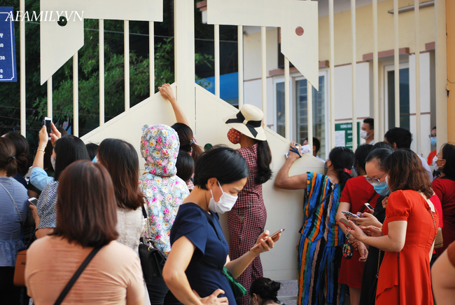 Mùa khai giảng đặc biệt nhất từ trước đến nay: Không bóng bay, học sinh đeo khẩu trang, đo thân nhiệt trước khi vào trường dự lễ - Ảnh 48.