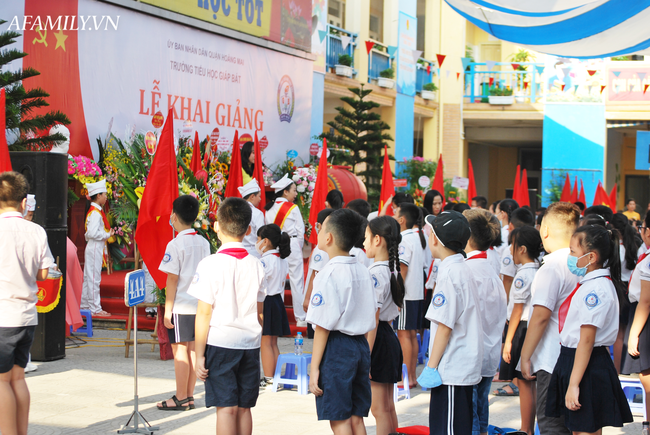 Mùa khai giảng đặc biệt nhất từ trước đến nay: Không bóng bay, học sinh đeo khẩu trang, đo thân nhiệt trước khi vào trường dự lễ - Ảnh 51.