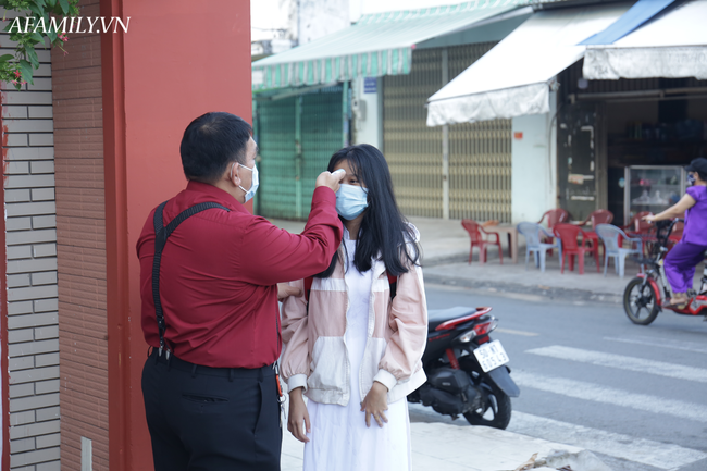 Mùa khai giảng đặc biệt nhất từ trước đến nay: Không bóng bay, học sinh đeo khẩu trang, đo thân nhiệt trước khi vào trường dự lễ - Ảnh 18.