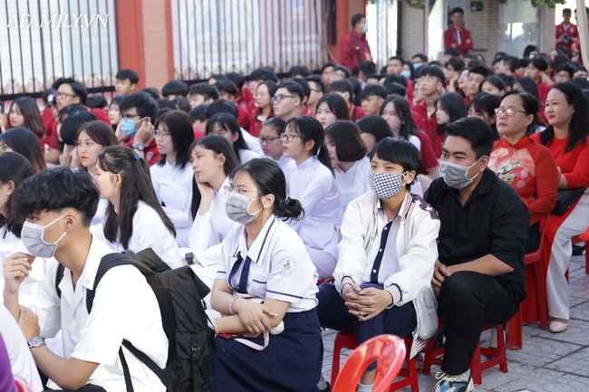 Mùa khai giảng đặc biệt nhất từ trước đến nay: Không bóng bay, học sinh đeo khẩu trang, đo thân nhiệt trước khi vào trường dự lễ - Ảnh 19.