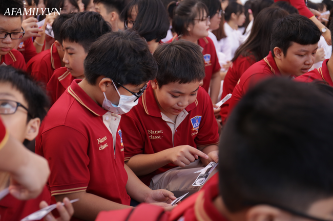 Mùa khai giảng đặc biệt nhất từ trước đến nay: Không bóng bay, học sinh đeo khẩu trang, đo thân nhiệt trước khi vào trường dự lễ - Ảnh 20.