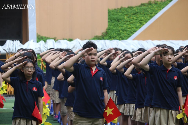 Khai giảng không bóng bay, học sinh đeo khẩu trang, đo thân nhiệt trước khi vào trường dự lễ: Có trường tổ chức 3 điểm cầu trong lễ khai giảng đặc biệt - Ảnh 48.