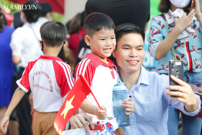 Khai giảng không bóng bay, học sinh đeo khẩu trang, đo thân nhiệt trước khi vào trường dự lễ: Có trường tổ chức 3 điểm cầu trong lễ khai giảng đặc biệt - Ảnh 67.