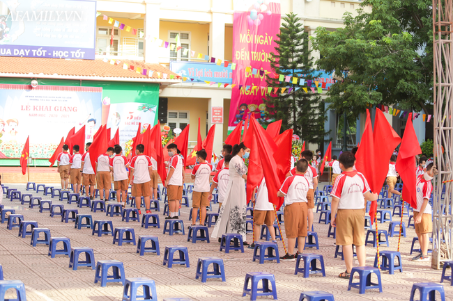 Khai giảng không bóng bay, học sinh đeo khẩu trang, đo thân nhiệt trước khi vào trường dự lễ: Có trường tổ chức 3 điểm cầu trong lễ khai giảng đặc biệt - Ảnh 69.