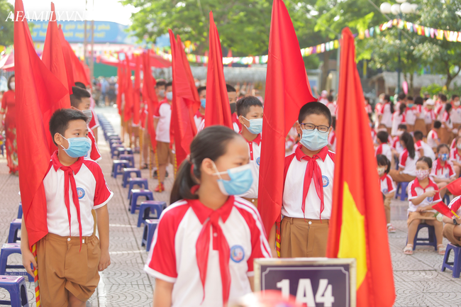 Khai giảng không bóng bay, học sinh đeo khẩu trang, đo thân nhiệt trước khi vào trường dự lễ: Có trường tổ chức 3 điểm cầu trong lễ khai giảng đặc biệt - Ảnh 70.