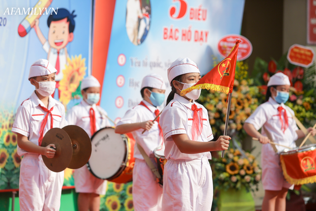 Khai giảng không bóng bay, học sinh đeo khẩu trang, đo thân nhiệt trước khi vào trường dự lễ: Có trường tổ chức 3 điểm cầu trong lễ khai giảng đặc biệt - Ảnh 71.