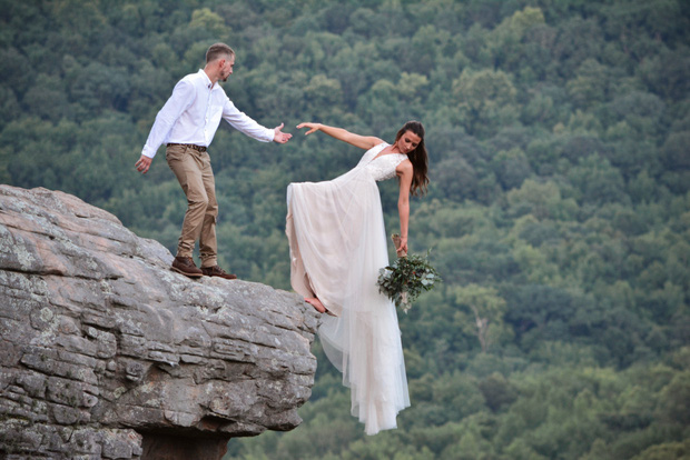 Muốn tạo khoảnh khắc đặc biệt, cặp đôi chụp ảnh cô dâu chới với như sắp rơi từ vách núi cao hơn 500m khiến dân mạng thót tim - Ảnh 1.