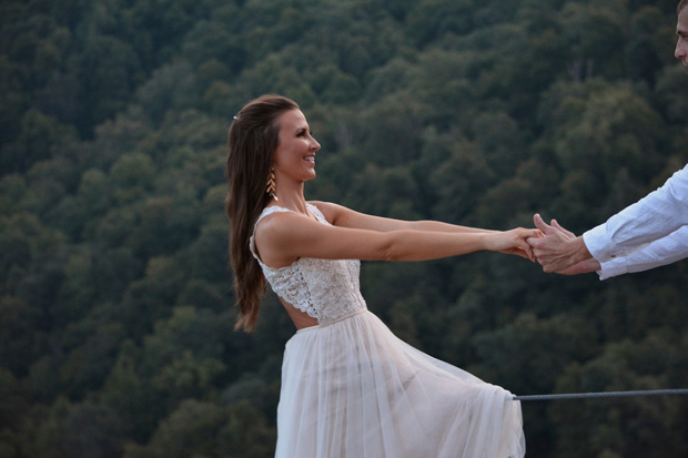 Muốn tạo khoảnh khắc đặc biệt, cặp đôi chụp ảnh cô dâu chới với như sắp rơi từ vách núi cao hơn 500m khiến dân mạng thót tim - Ảnh 2.