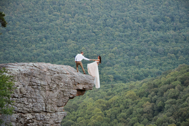 Muốn tạo khoảnh khắc đặc biệt, cặp đôi chụp ảnh cô dâu chới với như sắp rơi từ vách núi cao hơn 500m khiến dân mạng thót tim - Ảnh 4.