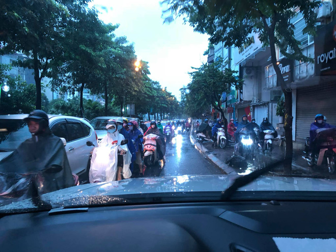 Sáng thứ Hai, mưa lớn, tắc đường, tài xế còn choáng váng hơn khi chứng kiến cảnh trước mắt - Ảnh 2.