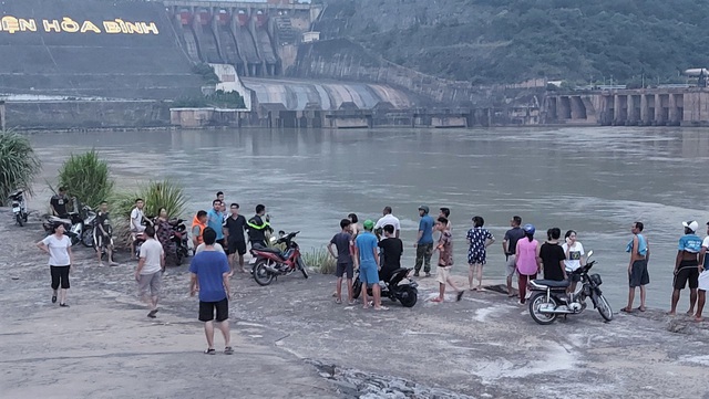 Hoà Bình: Nỗ lực tìm kiếm nam sinh lớp 11 mất tích khi tắm sông Đà - Ảnh 2.