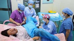 Trải nghiệm cơn đau đẻ kéo dài suốt 3 ngày, sau khi con chào đời bà mẹ gần như lịm đi vì quá mệt
