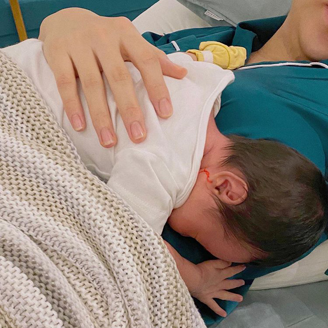 Cận cảnh nhan sắc sau một tháng sinh con gái đầu lòng của Đàm Thu Trang, nhìn sao cũng không giống một “mẹ bỉm sữa” - Ảnh 3.