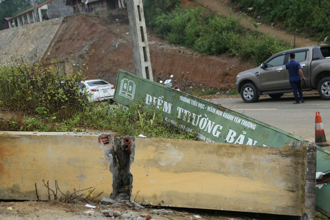 Vụ đổ cổng trường ở Lào Cai do đông học sinh đu bám - Ảnh 3.