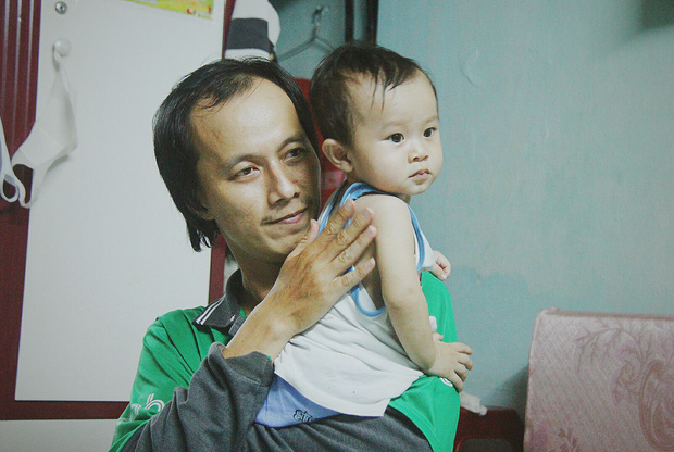 Gặp người cha địu bé trai 9 tháng tuổi chạy xe ôm ở Sài Gòn: Mình có lỗi với con, thấy con đi nắng mà xót lắm - Ảnh 12.