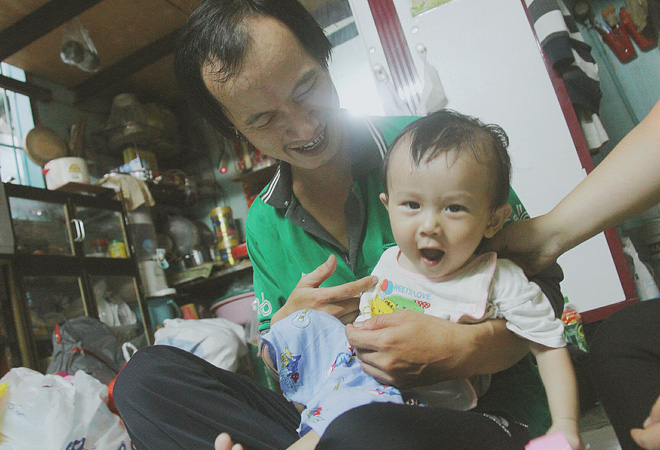 Gặp người cha địu bé trai 9 tháng tuổi chạy xe ôm ở Sài Gòn: Mình có lỗi với con, thấy con đi nắng mà xót lắm - Ảnh 14.