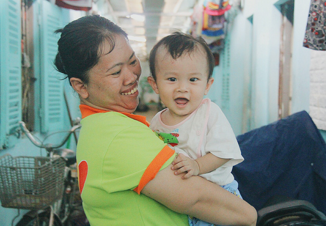 Gặp người cha địu bé trai 9 tháng tuổi chạy xe ôm ở Sài Gòn: Mình có lỗi với con, thấy con đi nắng mà xót lắm - Ảnh 16.