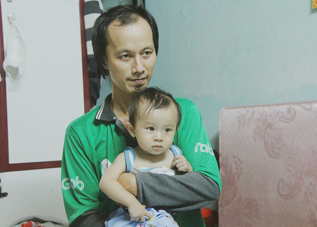 Gặp người cha địu bé trai 9 tháng tuổi chạy xe ôm ở Sài Gòn: Mình có lỗi với con, thấy con đi nắng mà xót lắm - Ảnh 3.